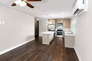 1624 Sealy, Galveston, TX 77550 - Photo 2