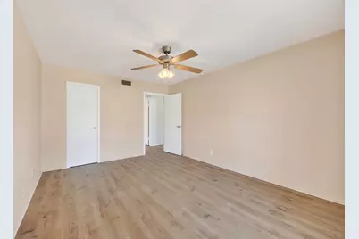 9611 Highmeadow Drive, Houston, TX 77063 - Photo 32