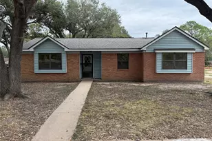 3002 Lamar Cir, El Campo, TX 77437 - Photo 1