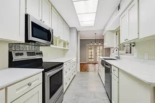 425 E Fair Harbor Ln, Houston, TX 77079 - Photo 6