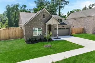 810 S Colbert St, Dayton, TX 77535 - Photo 2