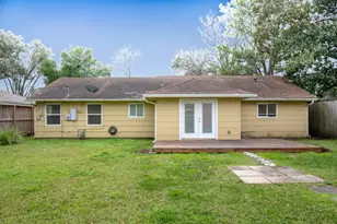 9718 Pine Lake Dr, Houston, TX 77055 - Photo 2