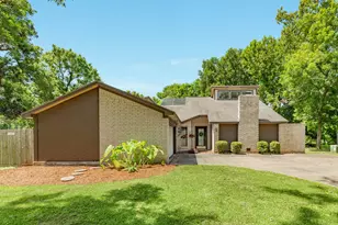 101 Huckleberry Dr, Lake Jackson, TX 77566 - Photo 2