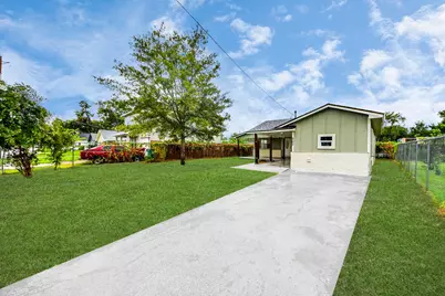 207 E Defee Avenue, Baytown, TX 77520 - Photo 4