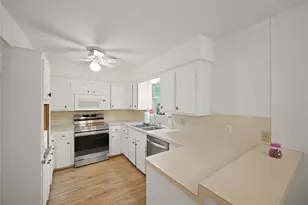 9538 Skyline Dr, Houston, TX 77063 - Photo 14