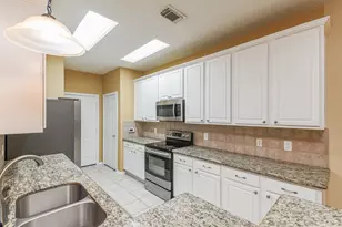 213 E Summerhaze Circle, The Woodlands, TX 77382 - Photo 14