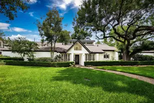2 Wild Oak Cir, Houston, TX 77055 - Photo 2