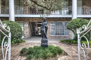 2201 Fountain View Dr W, Houston, TX 77057 - Photo 2