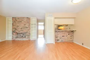 2201 Fountain View Dr W, Houston, TX 77057 - Photo 4