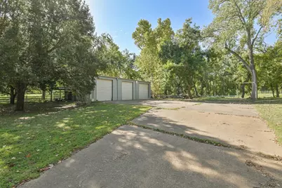 610 Oak Creek Court, Sealy, TX 77474 - Photo 8