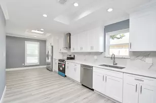 9126 Troulon Dr, Houston, TX 77036 - Photo 14