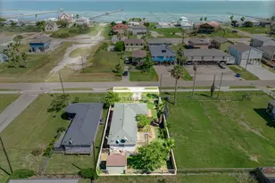 1307 S Live Oak St, Rockport, TX 78382 - Photo 4