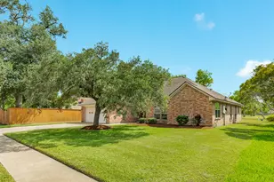 203 Lexington Ave, Clute, TX 77531 - Photo 12
