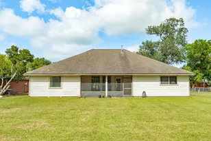 203 Lexington Ave, Clute, TX 77531 - Photo 16