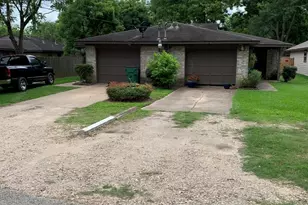 409-411 Hurst Pl, Angleton, TX 77515 - Photo 1