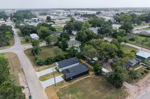 313 N Woodson St, Willis, TX 77378 - Photo 18