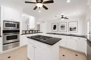 9323 Olathe St, Houston, TX 77055 - Photo 12