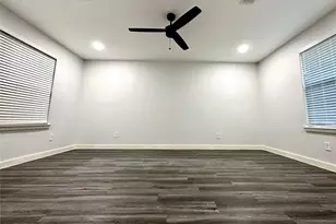 8058 Longridge Dr, Houston, TX 77055 - Photo 10
