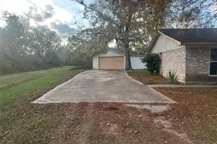 132 Otter Trail, Lake Jackson, TX 77566 - Photo 2