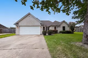 66 Tangerine Ct, Lake Jackson, TX 77566 - Photo 16