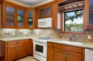 816 W Adoue St, Alvin, TX 77511 - Photo 12