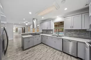 10711 Elmdale Dr, Houston, TX 77070 - Photo 2