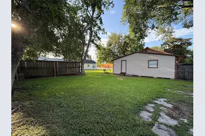 17 E James Street, Baytown, TX 77520 - Photo 16