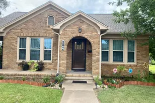 592 E Hempstead St, Giddings, TX 78942 - Photo 2