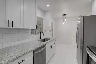 1009 15th Ave N, Texas City, TX 77590 - Photo 2