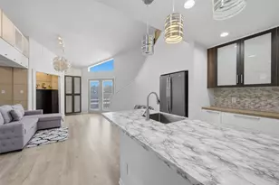 10855 Meadowglen Ln, Houston, TX 77042 - Photo 4