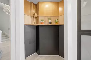 10855 Meadowglen Ln, Houston, TX 77042 - Photo 18