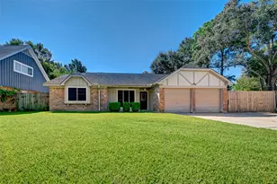 1406 Pinecroft Dr, Sugar Land, TX 77498 - Photo 2