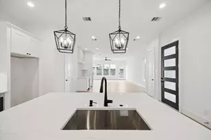 308 E 28th St, Houston, TX 77008 - Photo 2