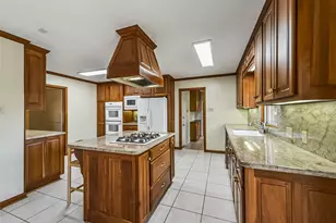 6637 Merry Ln, Houston, TX 77023 - Photo 12