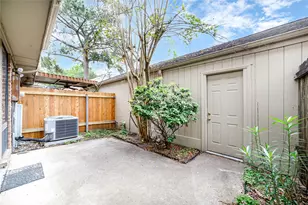 7505 Memorial Woods Dr, Houston, TX 77024 - Photo 12