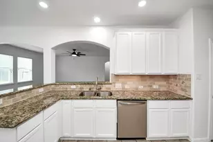 6527 Hunters Trace Ln, Baytown, TX 77521 - Photo 10