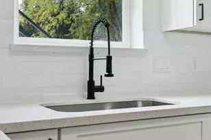 422 New Hampshire St, Houston, TX 77029 - Photo 2