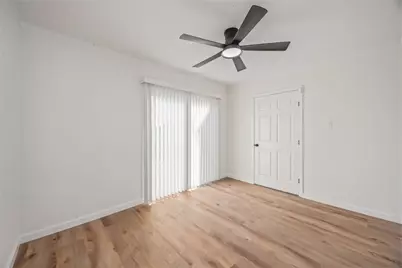 5942 Ridgeway Drive, Houston, TX 77033 - Photo 18