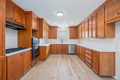 5942 Ridgeway Drive, Houston, TX 77033 - Photo 6