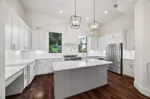 1059 W 16th St, Houston, TX 77008 - Photo 1