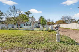 712 E Peach St, Angleton, TX 77515 - Photo 6