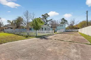 712 E Peach St, Angleton, TX 77515 - Photo 8