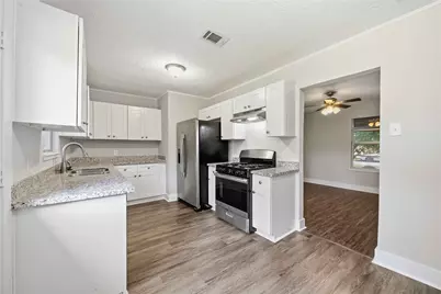 113 E Witcher Lane, Houston, TX 77076 - Photo 14