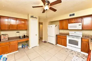 19211 Lazy Valley Dr, Katy, TX 77449 - Photo 10