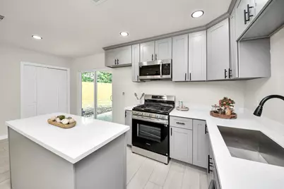 5111 Willow Glen Drive, Houston, TX 77033 - Photo 16