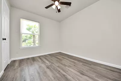 5111 Willow Glen Drive, Houston, TX 77033 - Photo 22