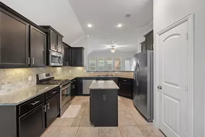 636 Maple Point Drive E, Conroe, TX 77301 - Photo 6