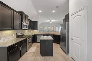 636 Maple Point Dr E, Conroe, TX 77301 - Photo 6