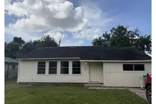 5934 Southtown St, Houston, TX 77033 - Photo 1