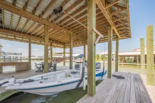 1126 Island Blvd, Crystal Beach, TX 77650 - Photo 4